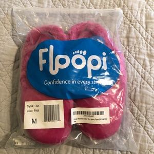 NWT Floopie slippers. 😴